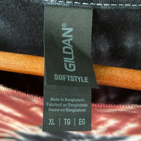 NEW GILDAN Unisex XL SoftStyle T-Shirt Garnet Black Tie Dye Spiral Pattern Retro - Picture 8 of 9